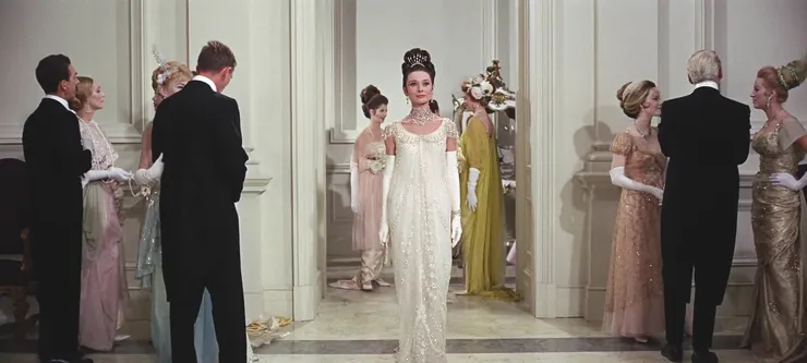 大使舞會中，氣質出眾、受人矚目的伊萊莎