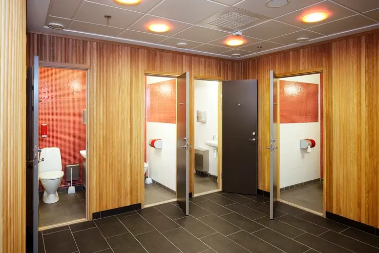 瑞典 Väla Köpcentrum 購物中心的性別友善廁所。