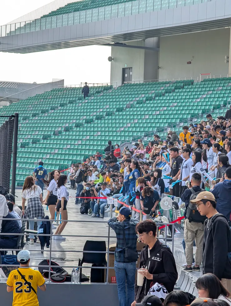 再拍一張啦啦隊