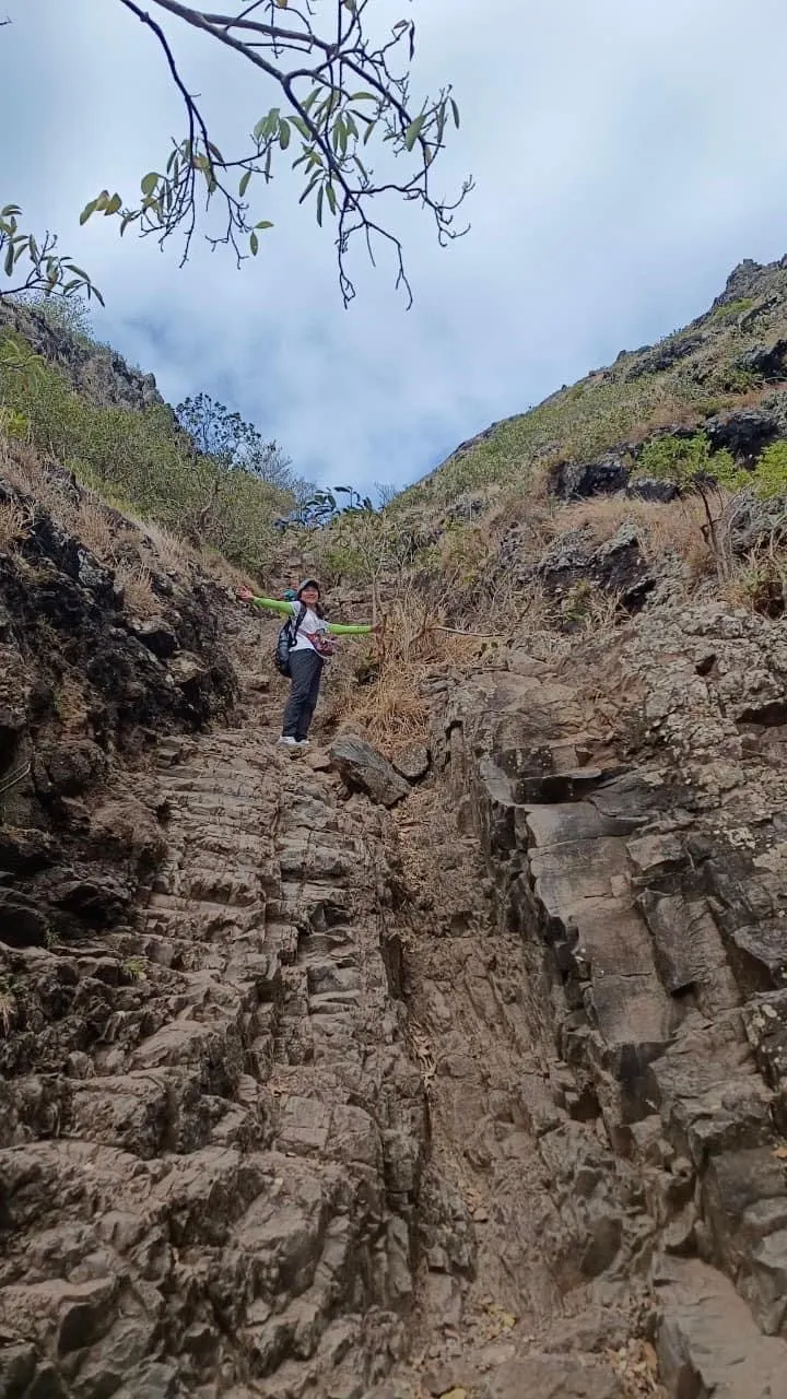 山友在踩點困難的路徑上