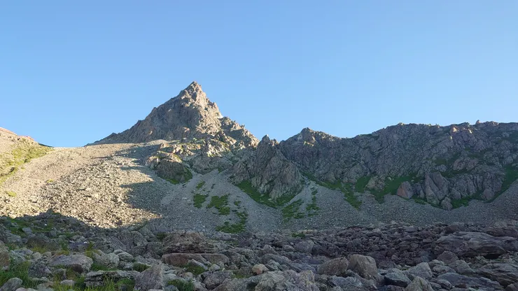 回望此行的最後一座山頭，滿足。