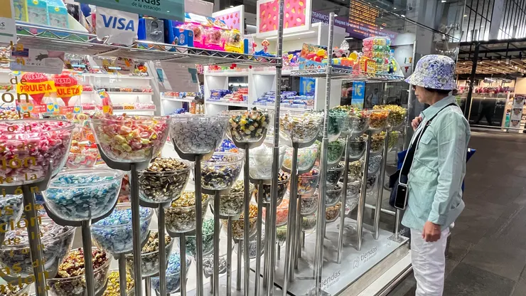 火車站很吸引人的糖果店