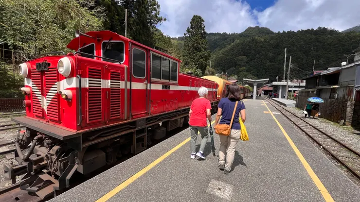 奮起湖站休息一小時,午餐吃便當曬太陽