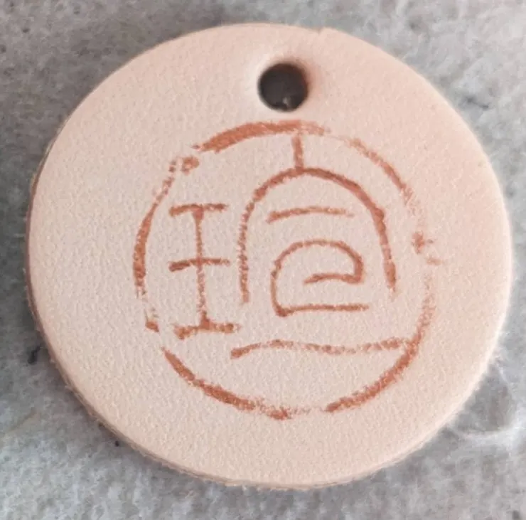 用壓克力顏料畫的，直徑約3公分，呼~~