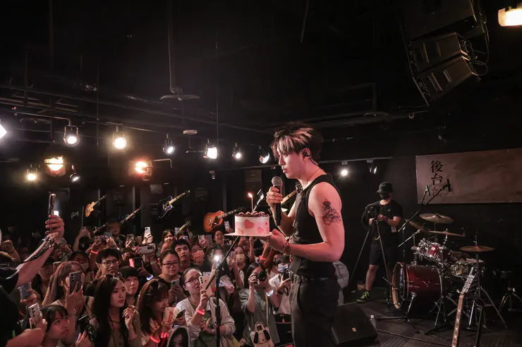 工作同仁特別送上蛋糕驚喜提前慶生