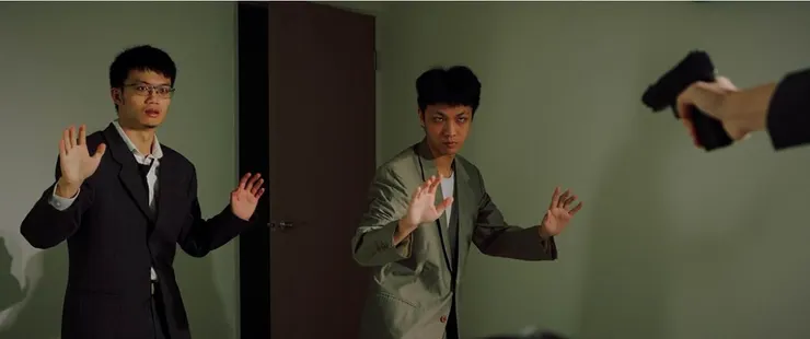 (西裝人的決鬥。影像來源：《Staring Into the Sun》) 