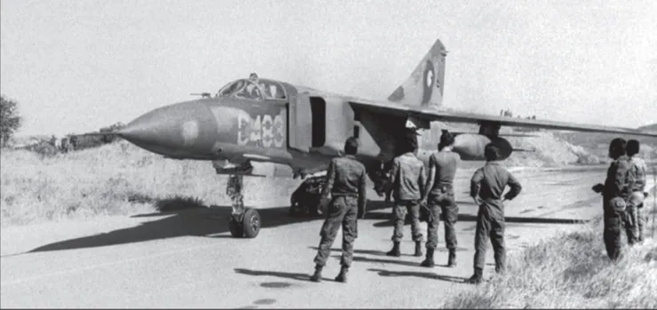 古巴的米格23，注意其機翼下安裝了800公升副油箱。可變翼帶來的問題之一就是在機翼上很難安裝派龍，要嘛安裝可跟隨機翼角度轉向的可旋轉派龍(如F-111或蘇愷24)，要嘛安裝只能在固定角度使用的派龍。也是因此最早的米格23只有機腹能夠攜帶一個800公升副油箱，不能攜帶機翼副油箱，1971年的米格23開始才能夠在左右兩機翼上各攜帶一個800公升油箱。但考量到可旋轉派龍的複雜度與技術問題，蘇聯選擇使用固定角度派龍，因此攜帶機翼副油箱時，米格23的機翼必須鎖定在16度；而拋棄時副油箱時，也會連同掛架一起丟棄。由於早期蘇聯拒絕向古巴提供機翼副油箱，因此嚴重制約古巴米格23的航程，直到1987年中旬以後，蘇聯才同意提供第一批 - 也是唯一一批 - 30套機翼副油箱套件(每套兩個油箱)。