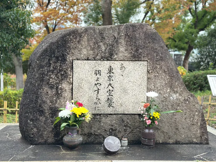 正面看紀念碑是這樣的