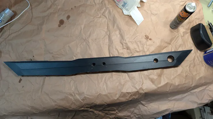 其他金屬/塑膠件使用各式工具清潔，今天要貼上新的rail guards 貼之前用酒精擦拭