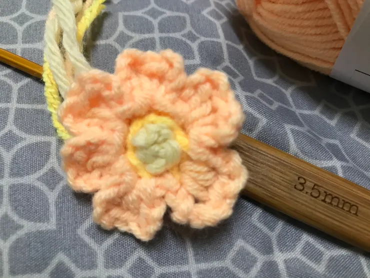 珊瑚橘色花瓣，這麼久沒鉤，覺得成品還不錯