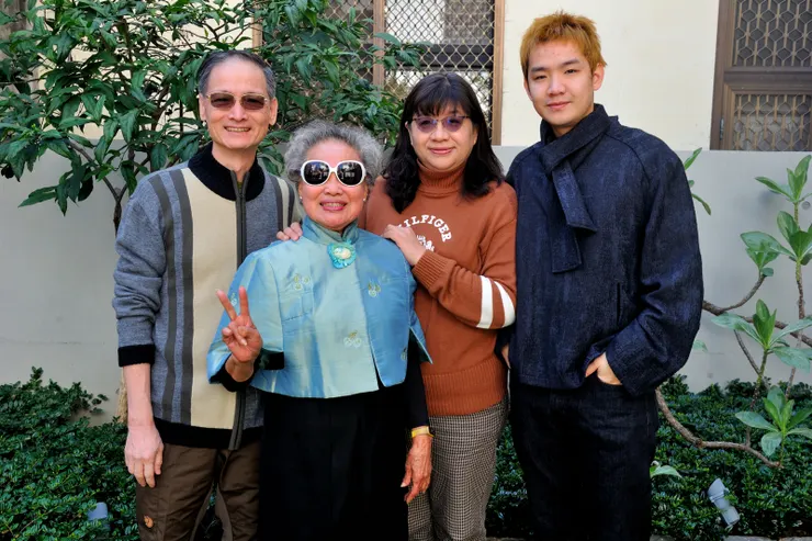 【凝結流光年初一循例全家大合照 歲月推移無聲就在當下盡情歡笑！老媽和三弟一家，缺芷湄。】