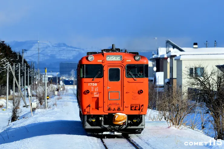 全車採用朱色5號的首都圈色在雪地中特別顯眼