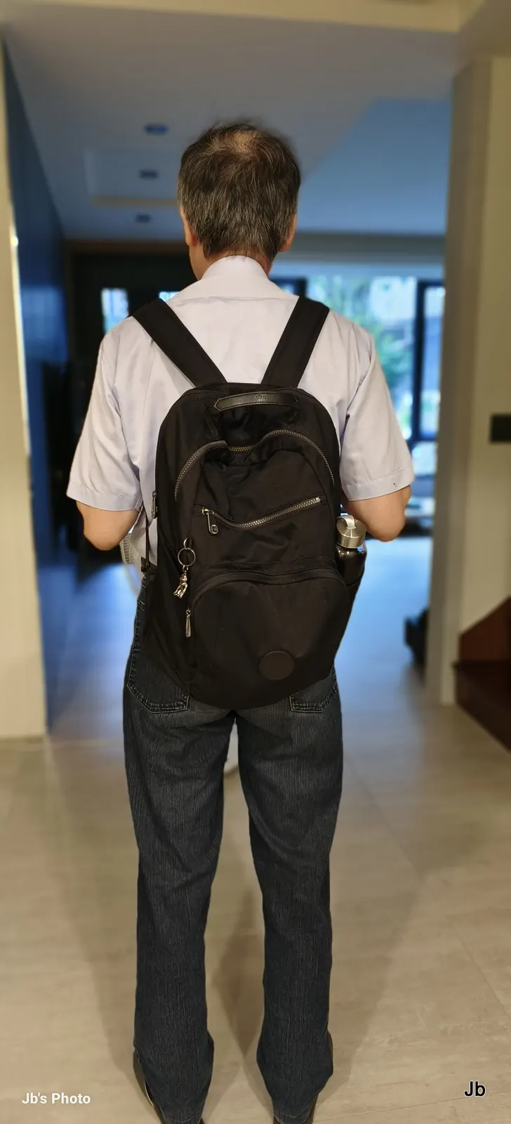 觀察到我上班背包已「破損不堪」，7/1秋燕來吃飯特別送了猴子包，讓我意外又感動，馬上替換。