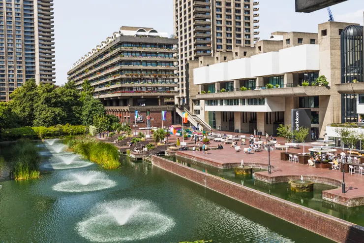 ▲1985年10月8日，音樂劇《悲慘世界》的英文版在倫敦巴比肯中心 (Barbican Centre) 首演。