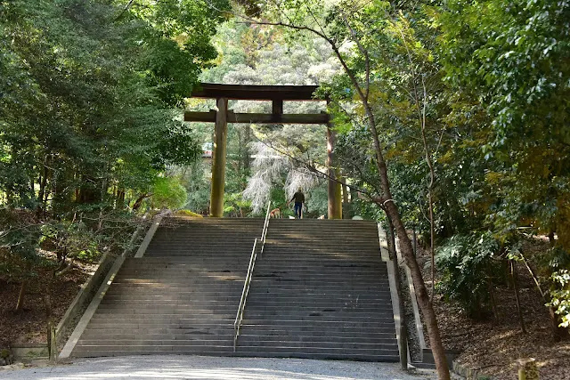 由於從側入口進入，直接看到第二鳥居