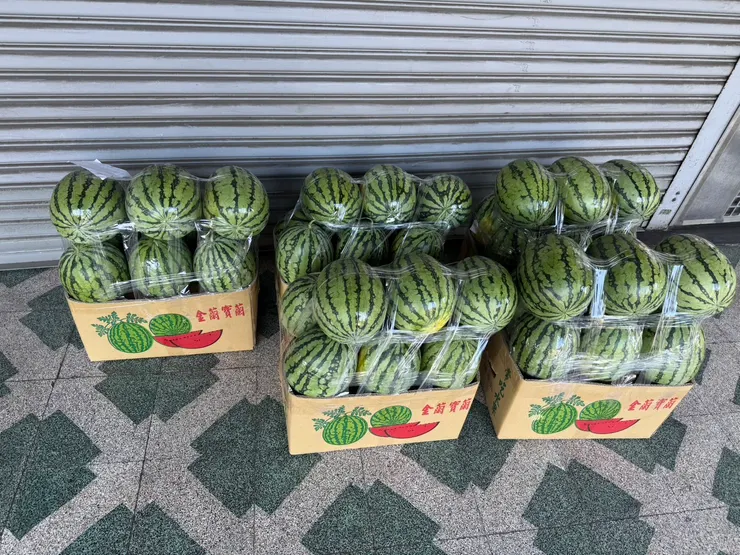 2025/10/01 西瓜哥拍西瓜，有個紙條上面寫這堆六千多