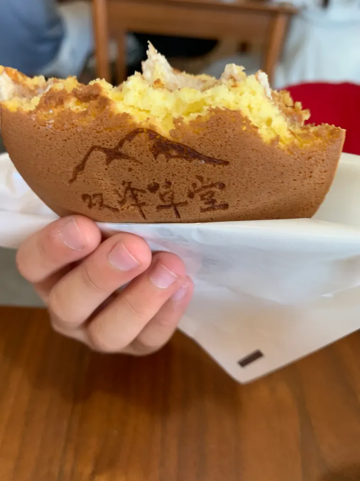 開吃了雙峰草堂的銅鑼燒之後，就沒機會拍下銅鑼燒完整的模樣了，殘念