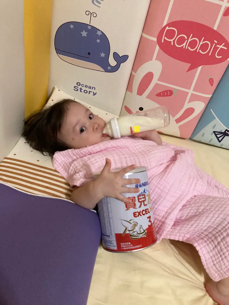 (偷看媽媽的小寶貝~喝奶也不忘抱著自己最愛的奶粉罐❤️)