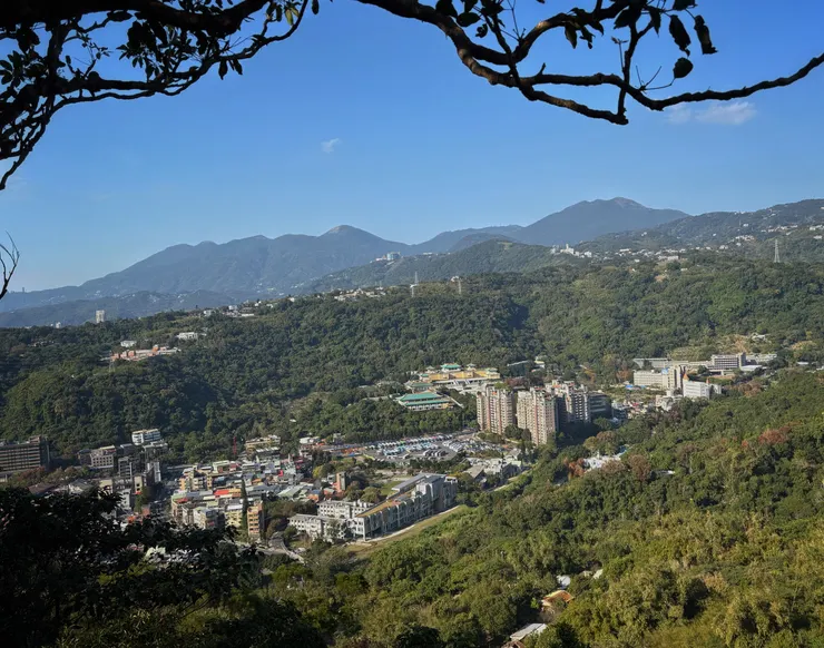 步道北側視野：外雙溪群山、故宮、遠方的陽明山