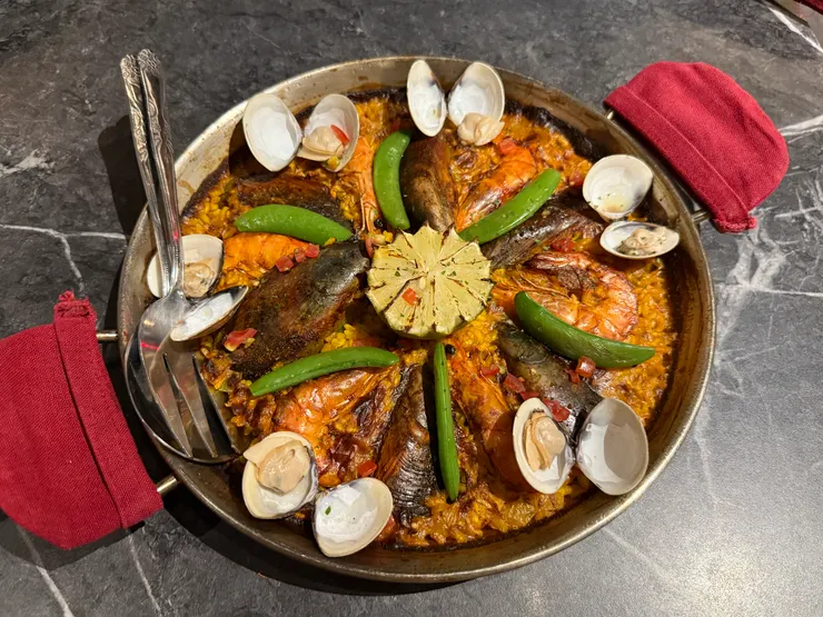 西班牙經典海鮮烤飯 700元 +180元 (升級西班牙進口BOMBA米)