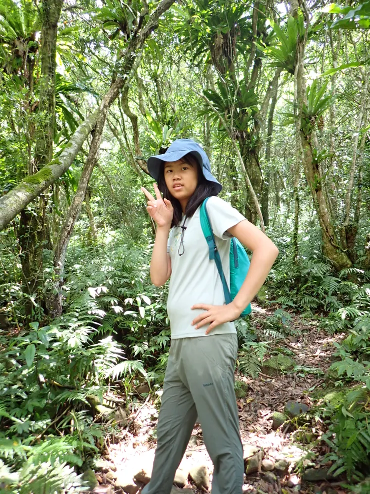 山旅穿著 👉kawas- Habaan 環保吸排短袖上衣、Raan 輕薄防蚊小路長褲、 Laoz 輕量防水登山帽 