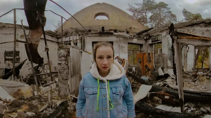 曾在建築物中生活的人,面無表情地出現在畫面裡,直盯著觀賞者。(圖片來源:https://www.freshmemoriesxr.com)