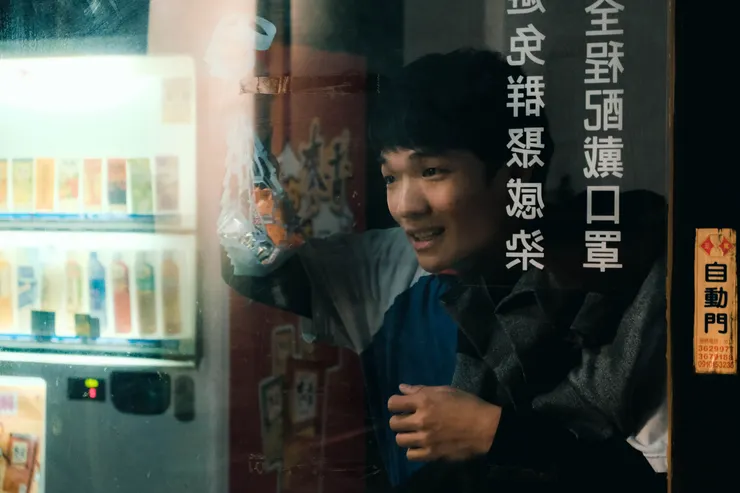 《送行》：姊姊助念到睡著，弟弟突然敲了助念室的門買了宵夜來。