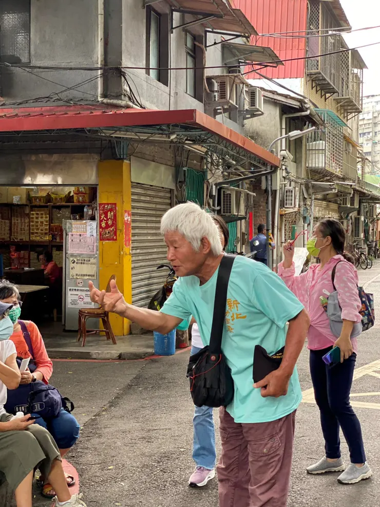 曾經是日式建築修繕師傅、學識涵養豐富，精通台灣俚、俗語的呂慶炎老師