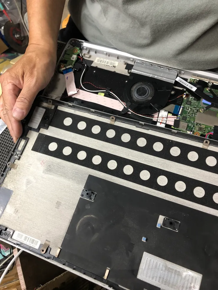 底殼上面的風扇灰塵，剛好用來核對開孔的位置。