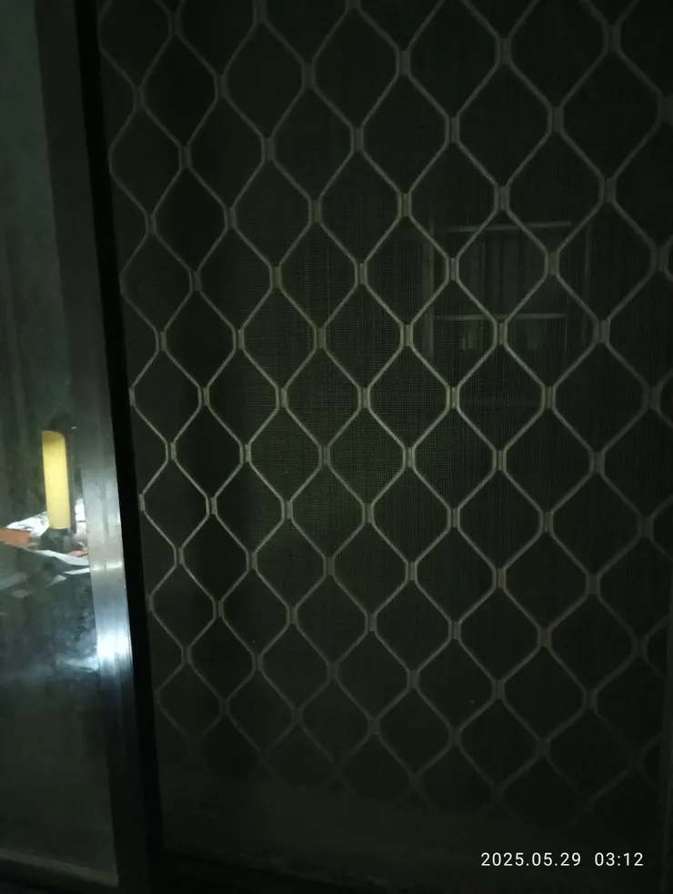 平明梅雨濕窗櫺