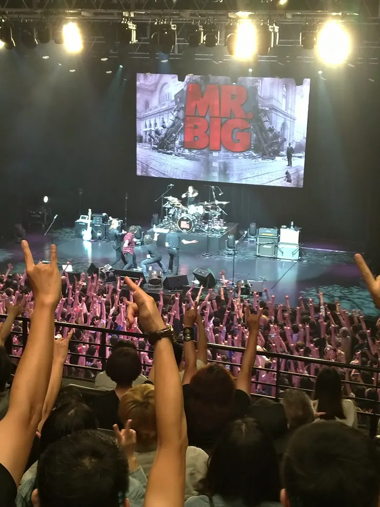 謝幕時，四位團員轉身跟觀眾合影。