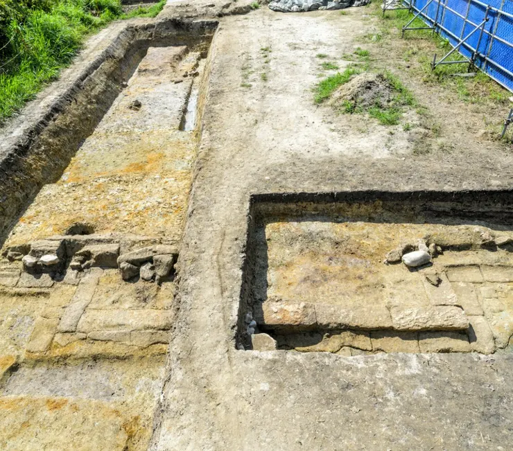 此次出土的西院正堂北面石列。