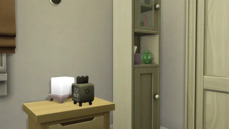 床頭櫃放了小燈和鬧鐘,相信很多人都會這樣;門後就放了個個人用品的櫃子,就放些護膚品、棉花棉棒、藥膏啊這些,其實是佩兒的用品居多。