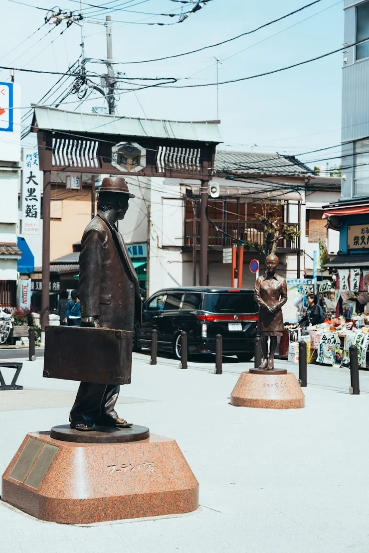 柴又車站前，阿寅與其妹妹櫻子的銅像，櫻子又要送別阿寅了!