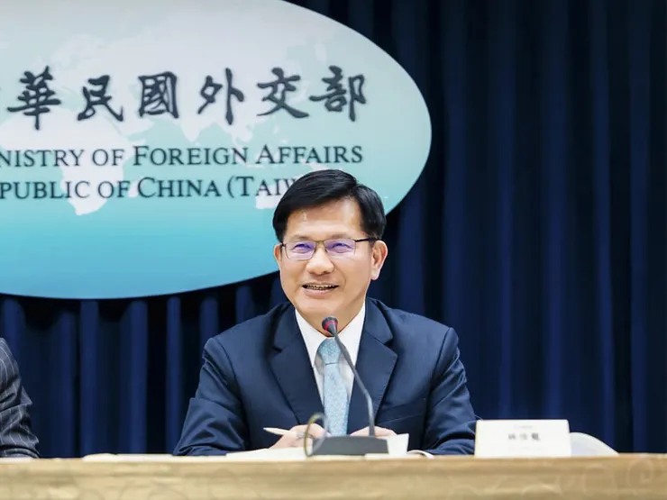 Republic of China就掛在民進黨籍的現任外交部長林佳龍之後。圖片來源：外交部