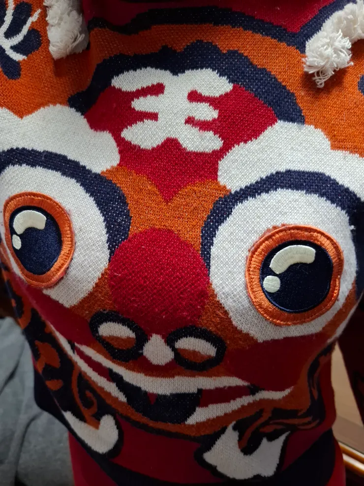 妹妹身上衣服很喜氣。好大啊。