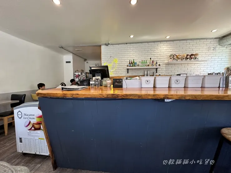 有點歐風的韓式內裝，吧台就佔了店裡快2/3的空間，坐位區不多