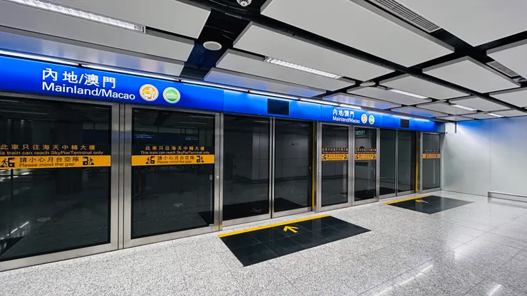 先搭乘短短的列車到上車地點