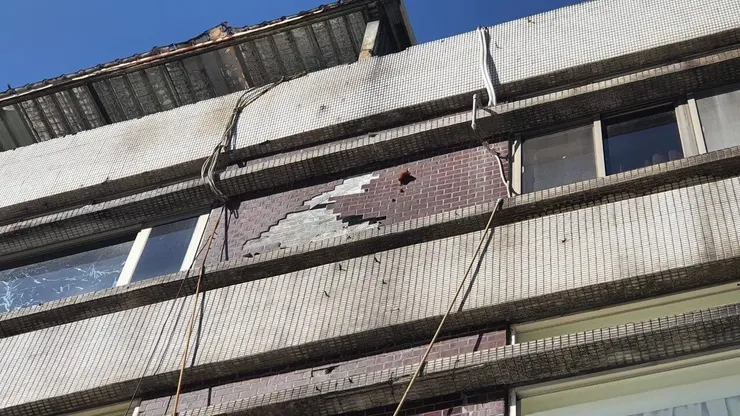 老舊公寓外牆剝落。圖／取自北市建管處