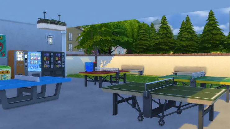 有蓋操場還有乒乓球球桌,學校鼓勵學生多做運動。