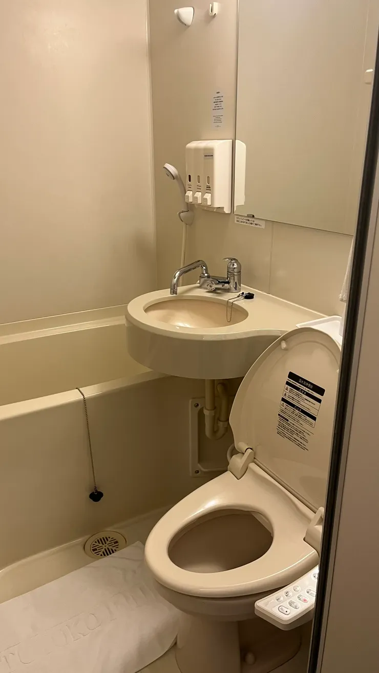 備品在牆上直接按壓。