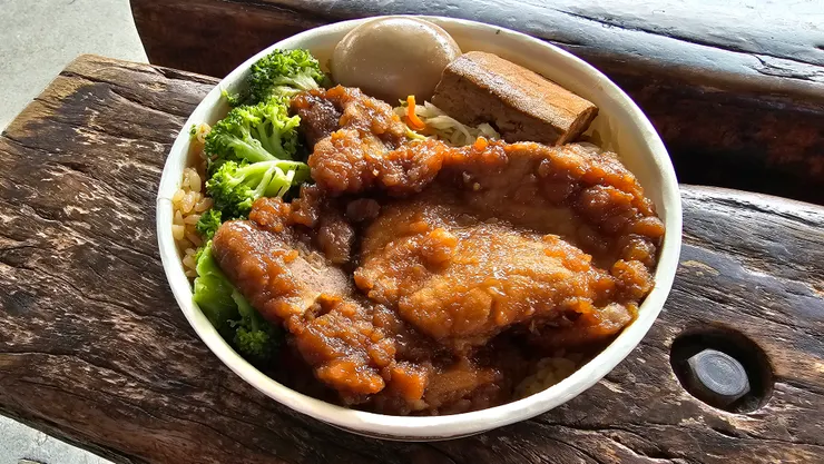 這是一個一百元的懷舊排骨菜飯便當!在彰化車站買的!