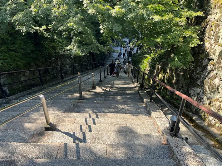 本堂旁通往音羽瀑布的長樓梯，下去之後應該不會想再爬回本堂。