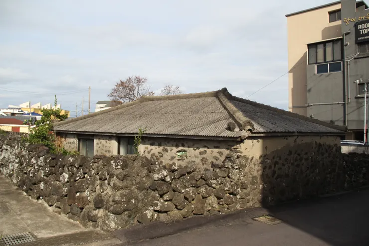 沿路下來，還能看見一些古舊的單層房屋