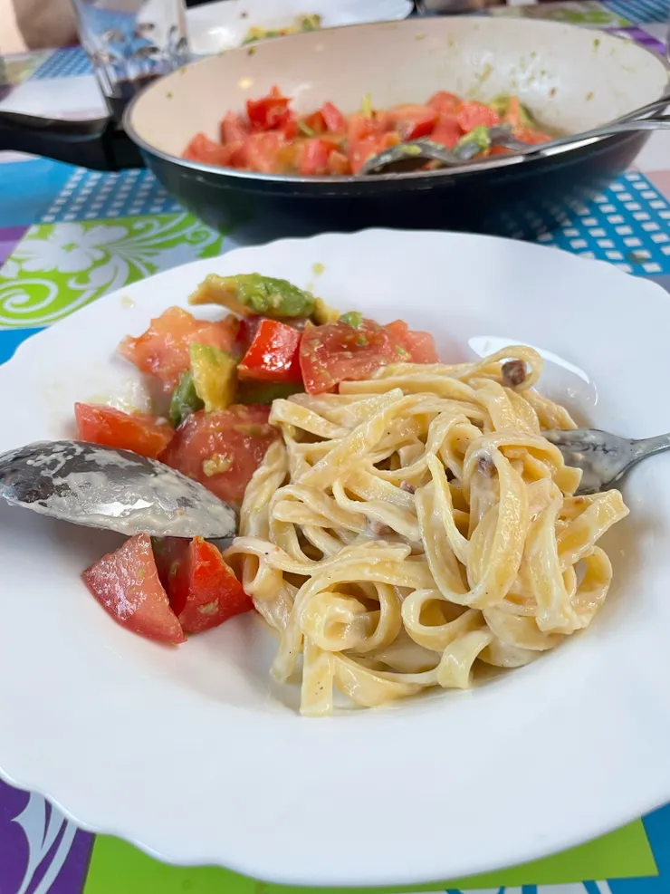 Sonia做的沙拉配我煮的義大利麵