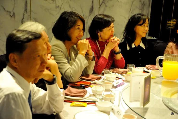 聆聽同學發言中