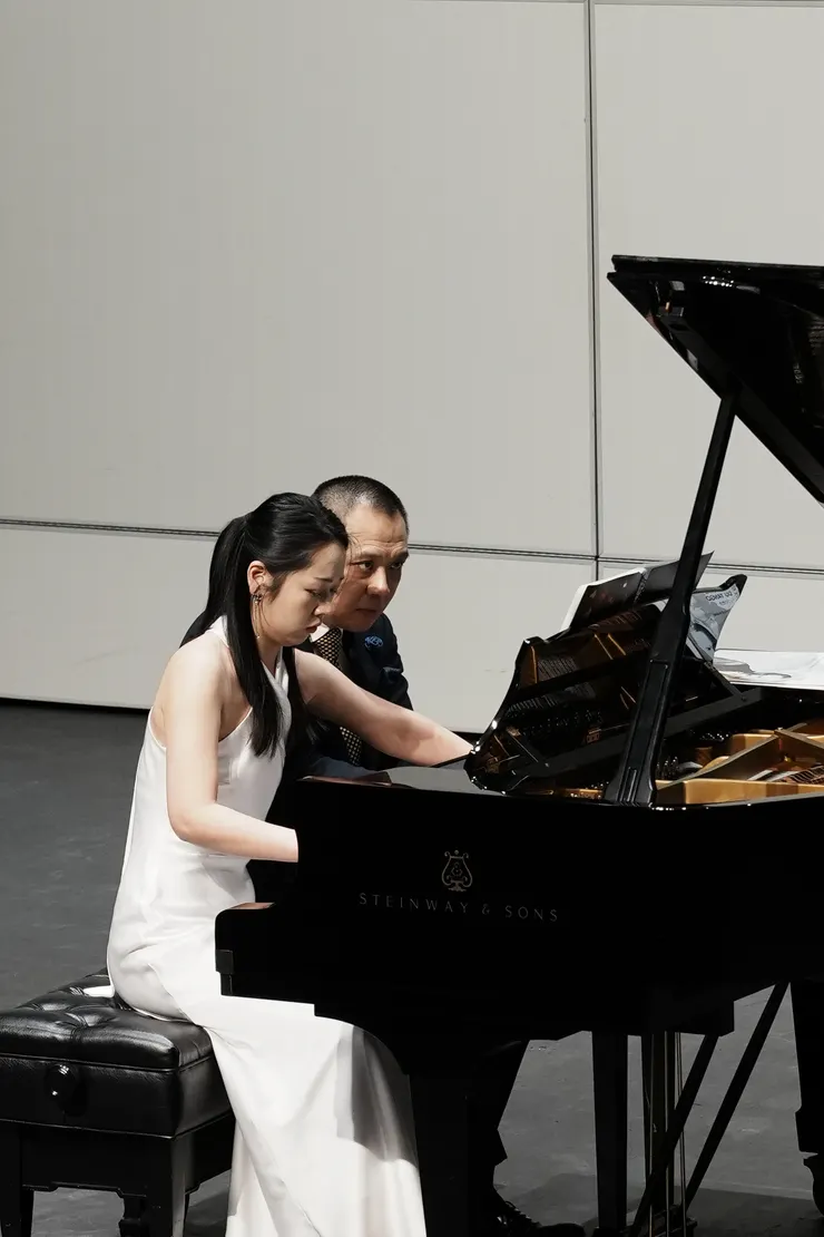 蘇顯亮與林玉麟(左)四手聯彈