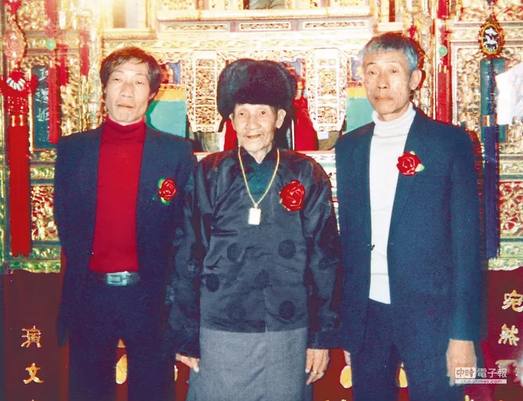 圖片轉自中時新聞網 陳錫煌（右），與父親李天祿（中）和弟弟李傳燦的合影