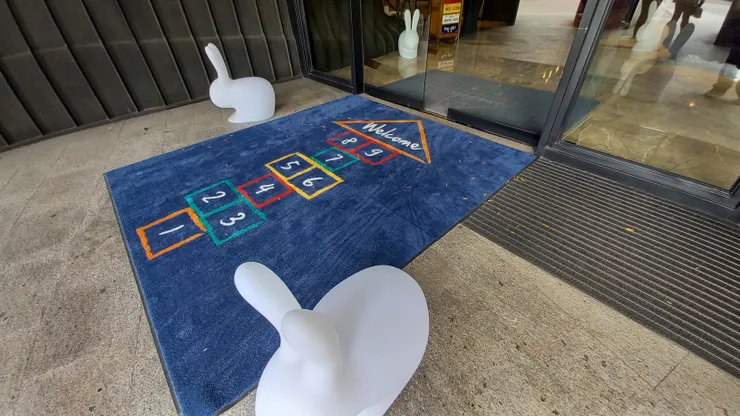 高雄中央公園英迪格酒店的迎賓地毯相當童趣!居然是跳格子耶!
