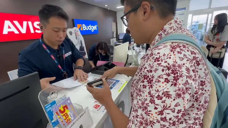 出示護照、台灣駕照及駕照日文譯本